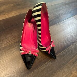 Kate Spade Jaci Patented Leather Black White Striped Heels Pumps Pink bow Sz 9.5